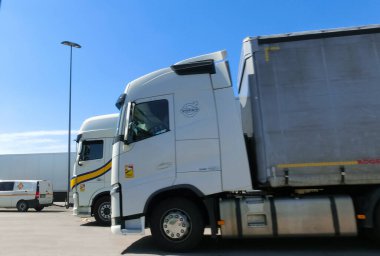 D-1 Kamyon Parkı, Çek - 10 Mayıs 2022: Kamyonlar ve Semi Karavanı Otoparkı. Teslimat kamyonları. Kargo Nakliyesi. - Lorry. Endüstriyel Taşımacılık Lojistik Taşımacılık Konsepti.