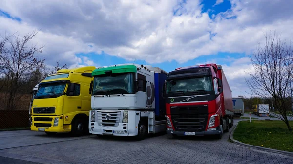 Cracovia Polonia Abril 2022 Camiones Semirremolques Estacionamiento Camiones Reparto Envío — Foto de Stock