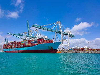 Miami, ABD - 29 Nisan 2022: ABD 'nin en büyük kargo limanlarından biri olan Miami Limanı' ndaki Maersk konteynır gemisi.