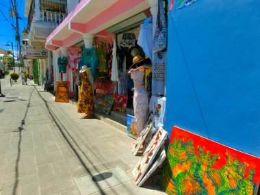 Puerto Plata, DR - 04 Mayıs 2022: Puerto Plata, Dominik Cumhuriyeti 'nin merkezindeki binaların yakınlarındaki dükkanlar ve tablolar