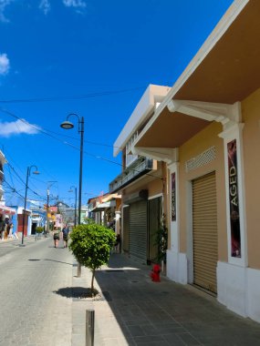 Puerto Plata, DR - 04 Mayıs 2022: Puerto Plata, Dominik Cumhuriyeti merkezindeki renkli binalar