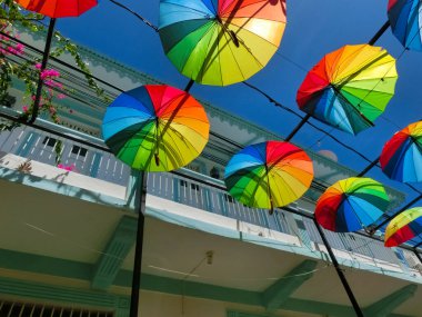 Puerto Plata, Dominik Cumhuriyeti - 4 Mayıs 2022: Puerto Plata, Dominik Cumhuriyeti 'ndeki sokak şemsiyeleri