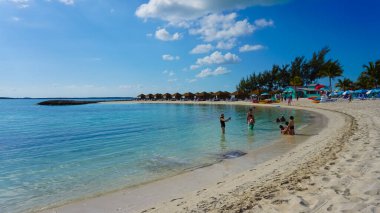 Coco Cay, Bahamalar - 29 Nisan 2022: İnsanlar Cococay, Bahamalar 'daki adada eğleniyor, misafirler günü eğlenerek geçirebiliyor.