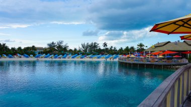 Coco Cay, Bahamalar - 29 Nisan 2022: İnsanlar Cococay, Bahamalar 'daki adada eğleniyor, misafirler günü eğlenerek geçirebiliyor.