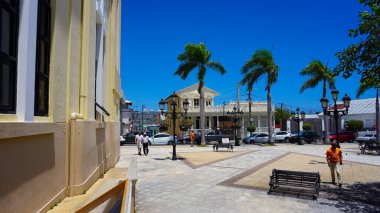 Puerto Plata, DR - 10 Mayıs 2022: Güzel Central Park, Puerto Plata şehrinin dünyanın dört bir yanından gelen yerli ve turistlerin ziyaret ettiği merkezidir..