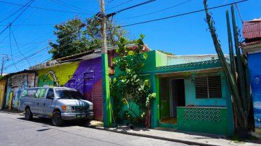 Puerto Plata, DR - 04 Mayıs 2022: Puerto Plata, Dominik Cumhuriyeti merkezindeki renkli binalar