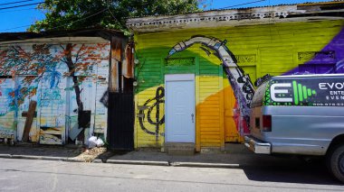 Puerto Plata, DR - 04 Mayıs 2022: Puerto Plata, Dominik Cumhuriyeti merkezindeki renkli binalar