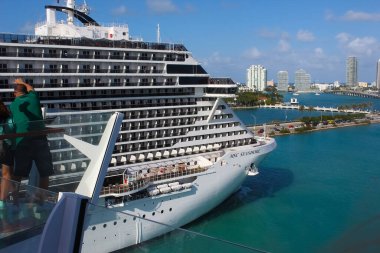 Miami, ABD - 29 Nisan 2022: MSC Sahil Yolcu Gemisi Miami 'den bir haftalık Karayip yolculuğuna hazırlanıyor