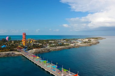 Coco Cay, Bahamalar - 29 Nisan 2021: Cococay 'ın havadan görünüşü, misafirlerin günü eğlenerek geçirebilecekleri Royal Caribbean yolcu gemisinin sahip olduğu özel ada postası.