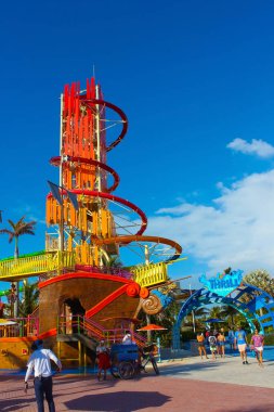 Coco Cay, Bahamalar - 29 Nisan 2022: İnsanlar Cococay 'daki aquapark' ta eğleniyorlar, Bahamalar 'daki ada, misafirlerin günü eğlenerek geçirebilecekleri yer..