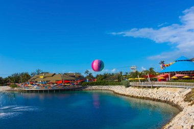 Coco Cay, Bahamalar - 29 Nisan 2021: Cococay 'ın havadan görünüşü, misafirlerin günü eğlenerek geçirebilecekleri Royal Caribbean yolcu gemisinin sahip olduğu özel ada postası.