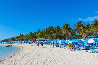 Coco Cay, Bahamalar - 29 Nisan 2022: İnsanlar Cococay, Bahamalar 'daki adada eğleniyor, misafirler günü eğlenerek geçirebiliyor.