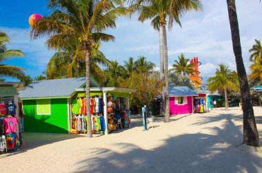 Coco Cay, Bahamalar - 29 Nisan 2022: Cococay Adası 'ndaki Bahamalar hatırası, misafirlerin eğlenebileceği Royal Caribbean yolcu gemisinin sahibi olduğu özel ada postası.