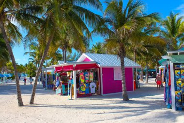 Coco Cay, Bahamalar - 29 Nisan 2022: Cococay Adası 'ndaki Bahamalar hatırası, misafirlerin eğlenebileceği Royal Caribbean yolcu gemisinin sahibi olduğu özel ada postası.