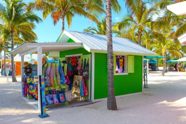 Coco Cay, Bahamalar - 29 Nisan 2022: Cococay Adası 'ndaki Bahamalar hatırası, misafirlerin eğlenebileceği Royal Caribbean yolcu gemisinin sahibi olduğu özel ada postası.