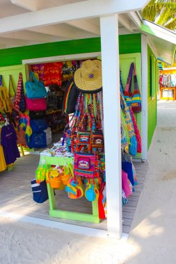 Coco Cay, Bahamalar - 29 Nisan 2022: Cococay Adası 'ndaki Bahamalar hatırası, misafirlerin eğlenebileceği Royal Caribbean yolcu gemisinin sahibi olduğu özel ada postası.