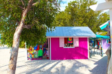 Coco Cay, Bahamalar - 29 Nisan 2022: Cococay Adası 'ndaki Bahamalar hatırası, misafirlerin eğlenebileceği Royal Caribbean yolcu gemisinin sahibi olduğu özel ada postası.