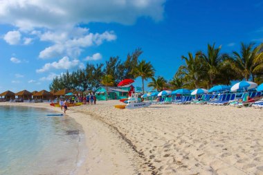 Coco Cay, Bahamalar - 29 Nisan 2022: İnsanlar Cococay, Bahamalar 'daki adada eğleniyor, misafirler günü eğlenerek geçirebiliyor.