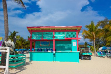 Coco Cay, Bahamalar - 29 Nisan 2022: Cococay adasında renkli kanolar, misafirlerin günü geçirebilecekleri Royal Caribbean yolcu gemisinin sahibi olduğu özel ada postası.
