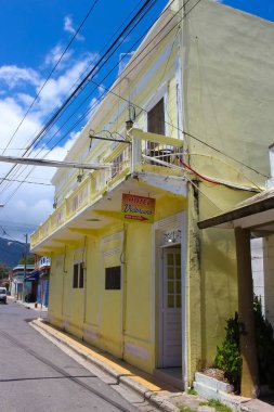 Puerto Plata, DR - 04 Mayıs 2022: Puerto Plata, Dominik Cumhuriyeti merkezindeki renkli binalar