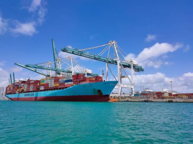 Miami, ABD - 29 Nisan 2022: ABD 'nin en büyük kargo limanlarından biri olan Miami Limanı' ndaki Maersk konteynır gemisi.