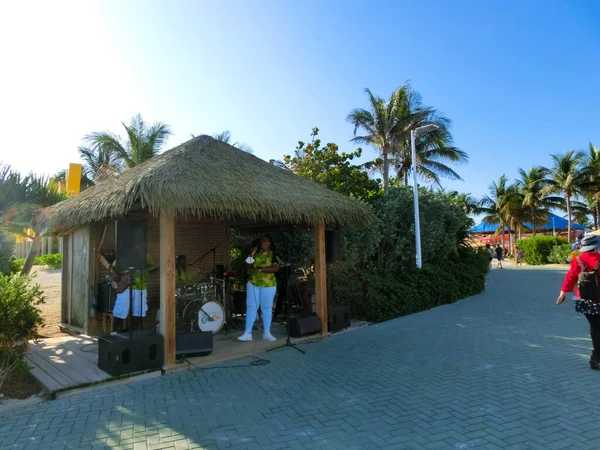 Coco Cay Bahama April 2022 Lokale Muziekgroep Zingend Groetend Toeristen — Stockfoto