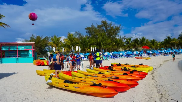 바하마의 2022 사람들 관광객들 하루를 수있는 카리브 순환선 소유하고 코카주 — 스톡 사진