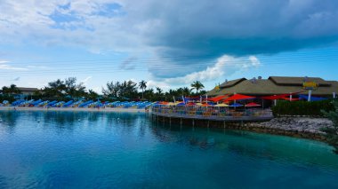 Coco Cay, Bahamalar - 29 Nisan 2022: İnsanlar Cococay, Bahamalar 'daki adada eğleniyor, misafirler günü eğlenerek geçirebiliyor.