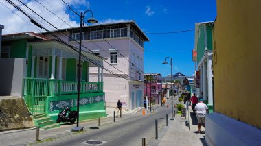 Puerto Plata, DR - 04 Mayıs 2022: Puerto Plata, Dominik Cumhuriyeti merkezindeki renkli binalar