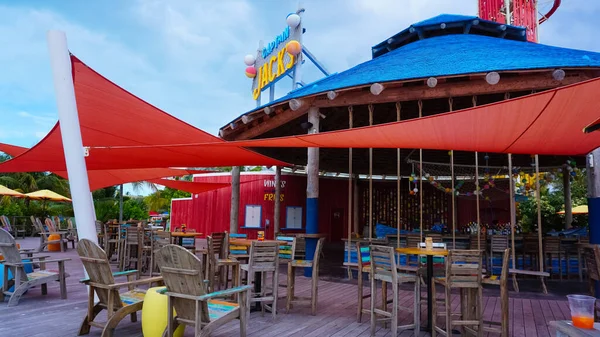 Coco Cay, Bahamalar - 29 Nisan 2022: Cococay, Bahamalar 'daki ada, misafirlerin günü eğlenerek geçirebileceği bar.