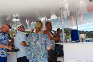 St. Thomas, USVI - 4 Mayıs 2022: ABD Virgin Adaları 'ndaki USVI' de Balayı Plajı 'ndaki Karayip Denizi' nde şnorkelle yüzen ve balıkçılık yapan insanlar - seyahat konsepti