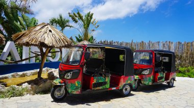Puerto Plata, Dominik Cumhuriyeti - 4 Mayıs 2022: Sokakta özel motosikletler. DR 'de popüler bir motokon ya da küçük bir motosiklet taksisi