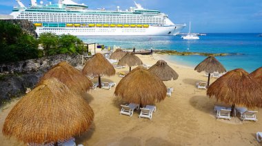 Cozumel, Meksika - 04 Mayıs 2022 Puerta Maya limanı - Meksika 'da Cozumel' de mavi Karayip suyu ile kıyı şeridi