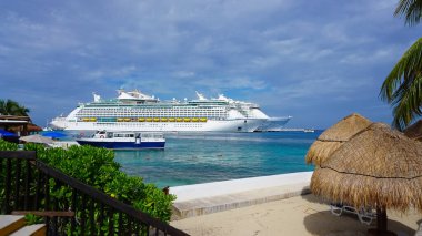 Cozumel, Meksika - 04 Mayıs 2022 Puerta Maya limanı - Meksika 'da Cozumel' de mavi Karayip suyu ile kıyı şeridi