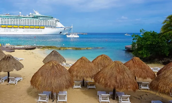 メキシコのコズメル 2022年5月4日 プエルタ マヤの港 メキシコのコズメルに青いカリブ海の水と海岸線 — ストック写真