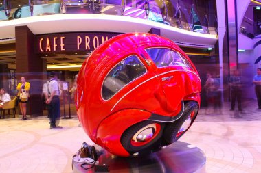 Miami, ABD - 29 Nisan 2022: Royal Karayipler 'in gezi gemisi Deniz Senfonisi' nde gezinti yapan yolcular. Geminin iç mekanı.