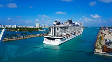 Miami, ABD - 29 Nisan 2022: MSC Sahil Yolcu Gemisi Miami 'den bir haftalık Karayip yolculuğuna hazırlanıyor