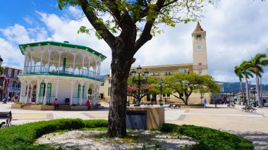 Puerto Plata, DR - 10 Mayıs 2022: Güzel Central Park, Puerto Plata şehrinin dünyanın dört bir yanından gelen yerli ve turistlerin ziyaret ettiği merkezidir..