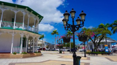 Puerto Plata, DR - 10 Mayıs 2022: Güzel Central Park, Puerto Plata şehrinin dünyanın dört bir yanından gelen yerli ve turistlerin ziyaret ettiği merkezidir..