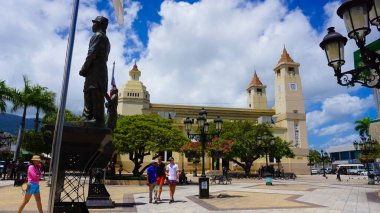 Puerto Plata, DR - 10 Mayıs 2022: Güzel Central Park, Puerto Plata şehrinin dünyanın dört bir yanından gelen yerli ve turistlerin ziyaret ettiği merkezidir..