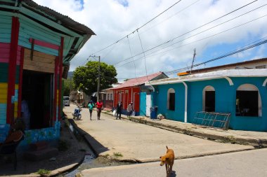 Puerto Plata, DR - 04 Mayıs 2022: Puerto Plata, Dominik Cumhuriyeti merkezindeki renkli binalar