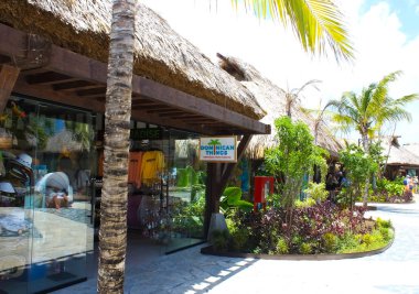 Puerto Plata, DR - 10 Ocak 2022: Puerto Plata, Dominik Cumhuriyeti 'ndeki Taino Koyu yolcu gemisinden alışveriş.