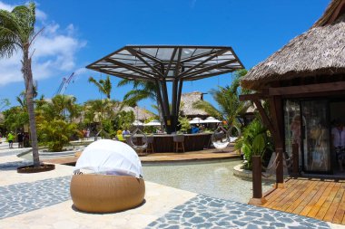 Puerto Plata, DR - 10 Ocak 2022: Puerto Plata, Dominik Cumhuriyeti 'ndeki Taino Koyu yolcu gemisinden alışveriş.