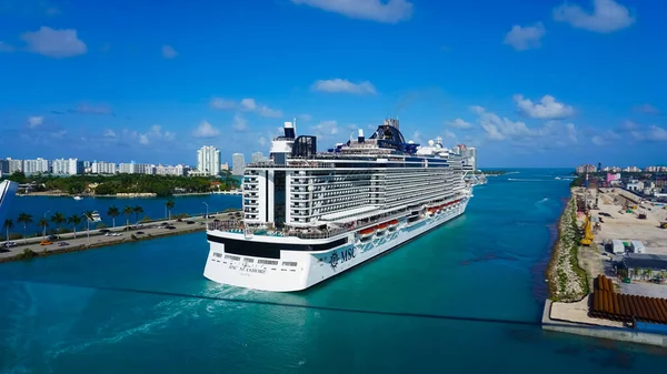 Miami, ABD - 29 Nisan 2022: MSC Sahil Yolcu Gemisi Miami 'den bir haftalık Karayip yolculuğuna hazırlanıyor