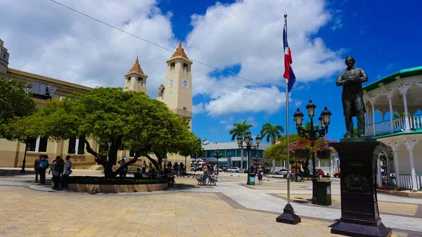 Puerto Plata, DR - 10 Mayıs 2022: Güzel Central Park, Puerto Plata şehrinin dünyanın dört bir yanından gelen yerli ve turistlerin ziyaret ettiği merkezidir..
