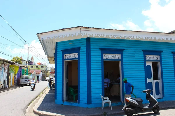Puerto Plata Maj 2022 Lokalbefolkningen Kikar Nära Färgglada Byggnader Centrum — Stockfoto
