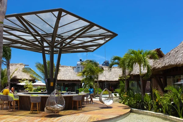 Puerto Plata, DR - 10 Ocak 2022: Puerto Plata, Dominik Cumhuriyeti 'ndeki Taino Körfezi yolcu gemisi limanında bir bar.