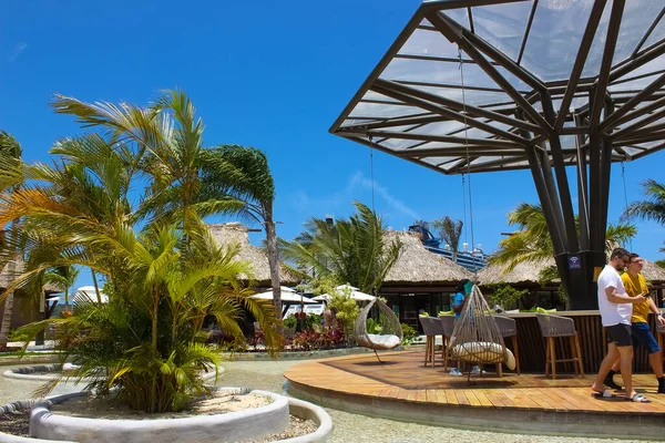 Puerto Plata, DR - 10 Ocak 2022: Puerto Plata, Dominik Cumhuriyeti 'ndeki Taino Körfezi yolcu gemisi limanında bir bar.