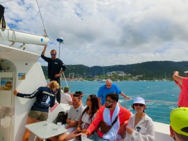 St. Thomas, USVI - 4 Mayıs 2022: ABD Virgin Adaları 'ndaki USVI' de Balayı Plajı 'ndaki Karayip Denizi' nde şnorkelle yüzen ve balıkçılık yapan insanlar - seyahat konsepti