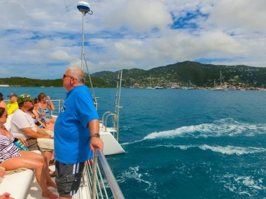 St. Thomas, USVI - 4 Mayıs 2022: ABD Virgin Adaları 'ndaki USVI' de Balayı Plajı 'ndaki Karayip Denizi' nde şnorkelle yüzen ve balıkçılık yapan insanlar - seyahat konsepti